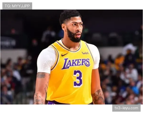 安东尼·戴维斯随手一发的家居照，客厅像私人画廊，我刷到直接怀疑人生